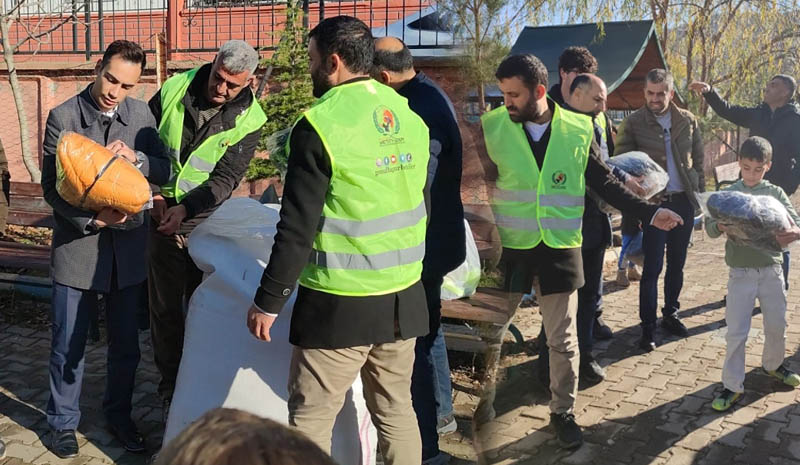 Yüzlerce çocuğa kışlık malzeme dağıtıldı