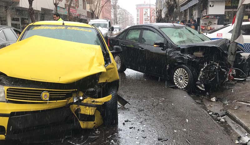 Trafik kazası: 3 yaralı