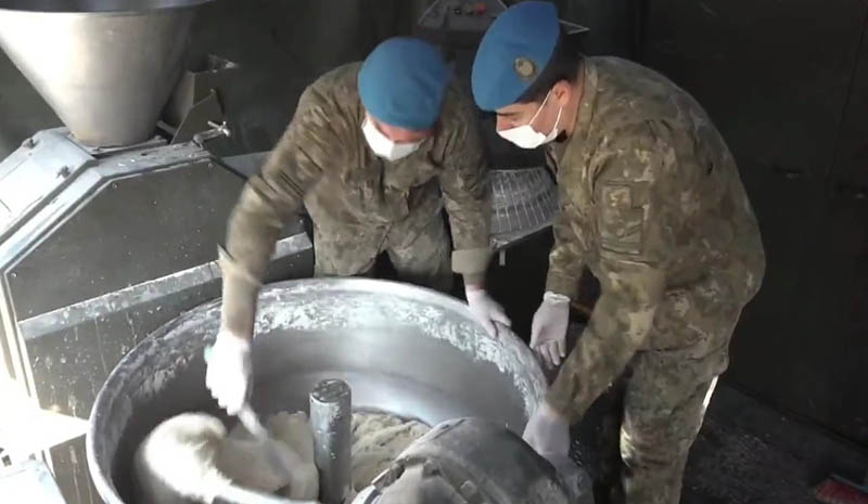 Bingöl`den Kahramanmaraş`a giden askerler depremzedeler için ekmek pişiriyor