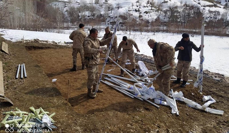 Jandarma depremzedeler için çadır kuruyor