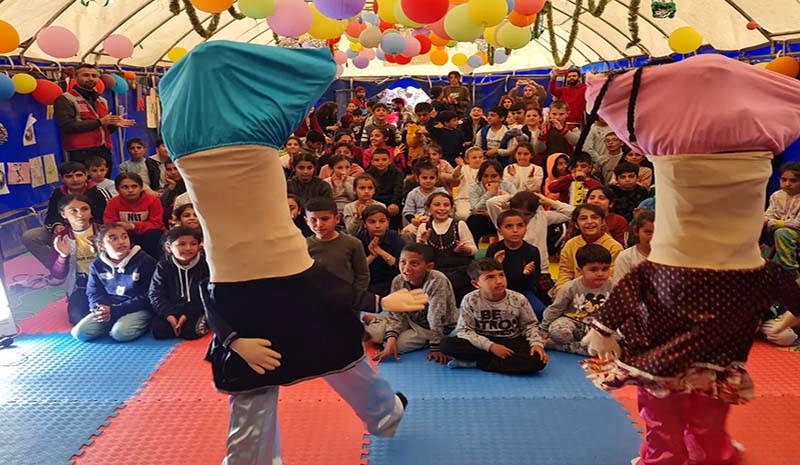 Bingöl`ün tiyatro ekibi, Adıyaman`daki çadır kentte çocukları eğlendirdi