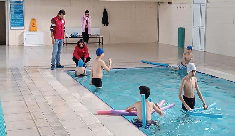 Çocuklar havuzun keyfini çıkardı