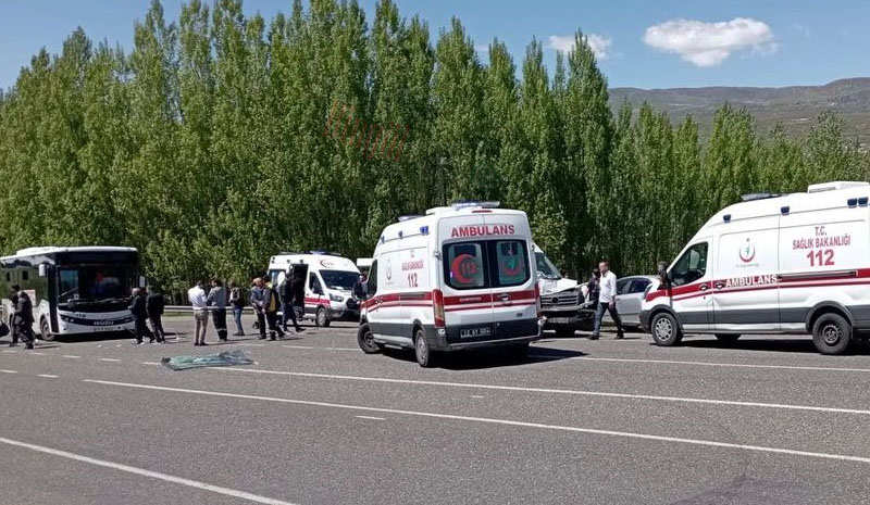 Minibüs ve halk otobüsü çarpıştı; 14 YARALI