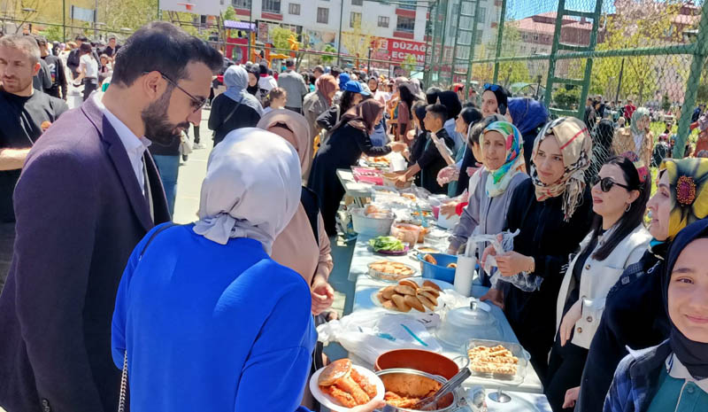 Bingöl`de Yemekler Depremzedeler Yararına Pişti