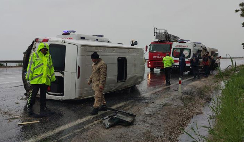 Bingöl`den Van`a giden tur minibüsü kaza yaptı: 3 yaralı