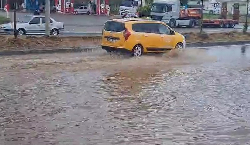 Sağanak bastırdı, yollar göle döndü