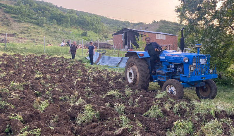 Yağmur sürüyor, çiftçiler bekleyişte