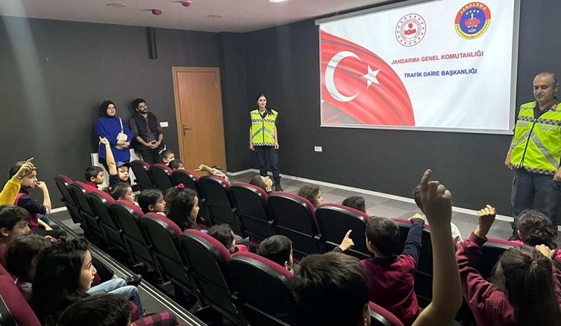 Öğrencilere yönelik trafik eğitimleri sürüyor