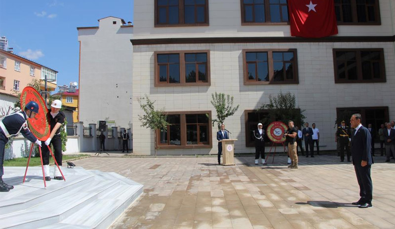 Bingöl`de 30 Ağustos Zafer Bayramı nedeniyle çelenk sunma töreni yapıldı
