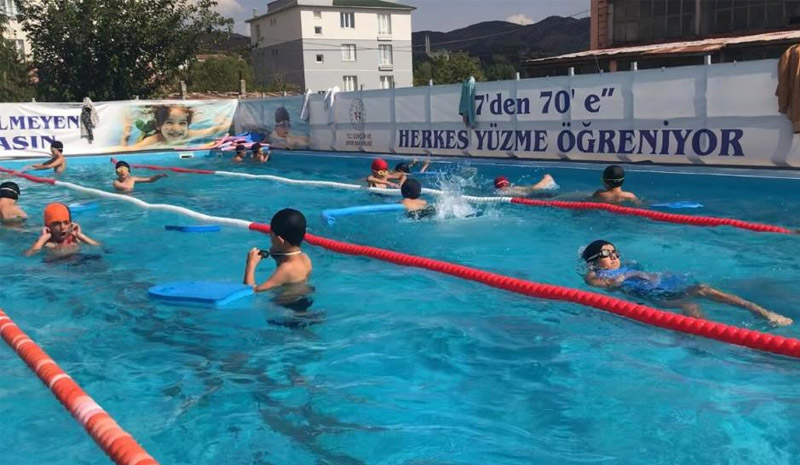 Solhan`da 300`ün üzerinde çocuk yüzme öğrendi