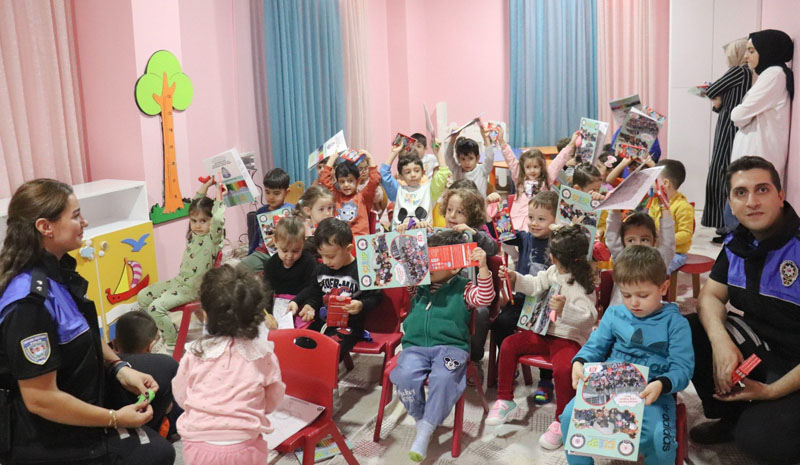 Bingöl`de anaokulu öğrencilerine polislik mesleğini tanıttılar