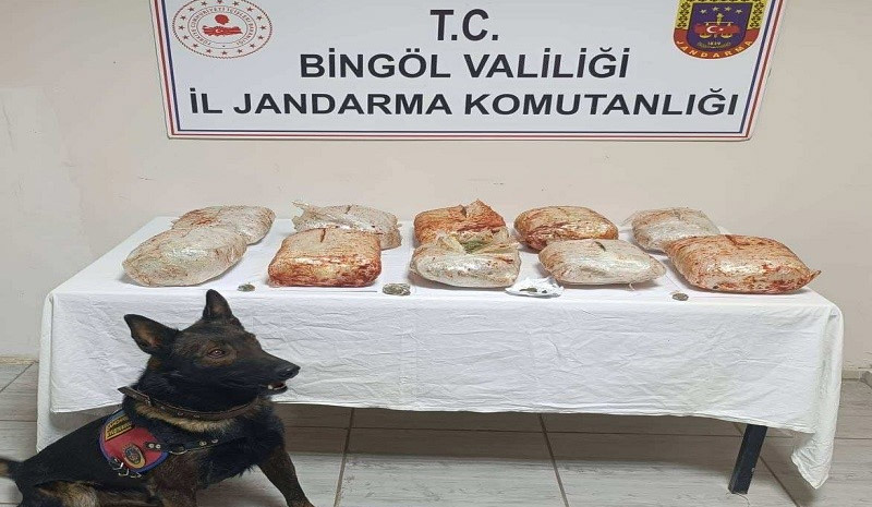 Uyuşturucuları salça kovası ve patates çuvallarına gizlemişler