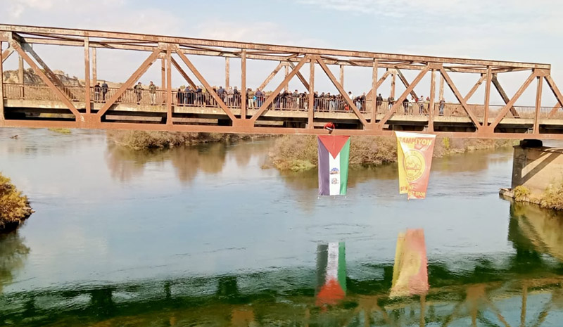 Genç Köprüsüne Filistin Bayrağı Astılar