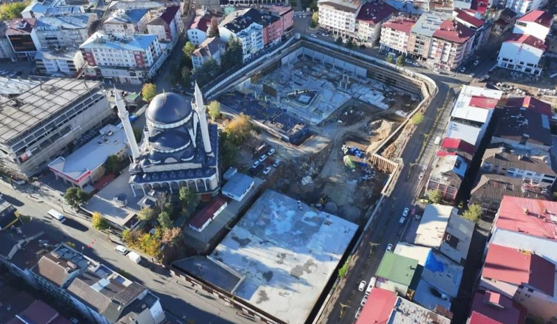 Kent meydanında çalışmalar sürüyor