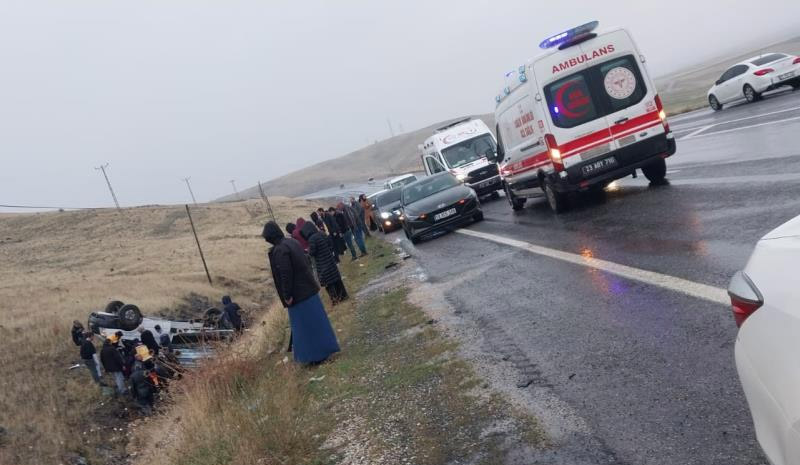 Kamyonet şarampole devrildi: 2 yaralı