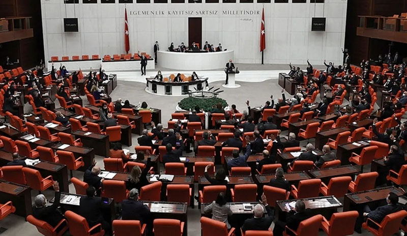 Evlenecek çiftlere 2 yıl ödemesiz kredi öngören teklif kabul edildi