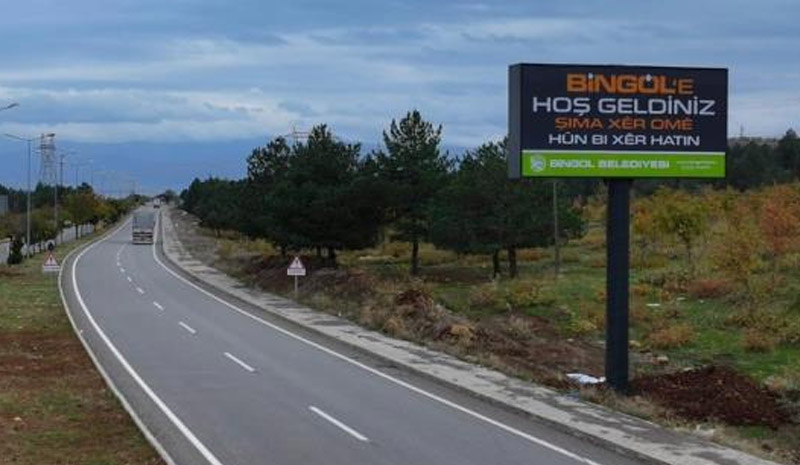 Bingöl Belediyesi`nden şehrin girişine üç dilli tabela