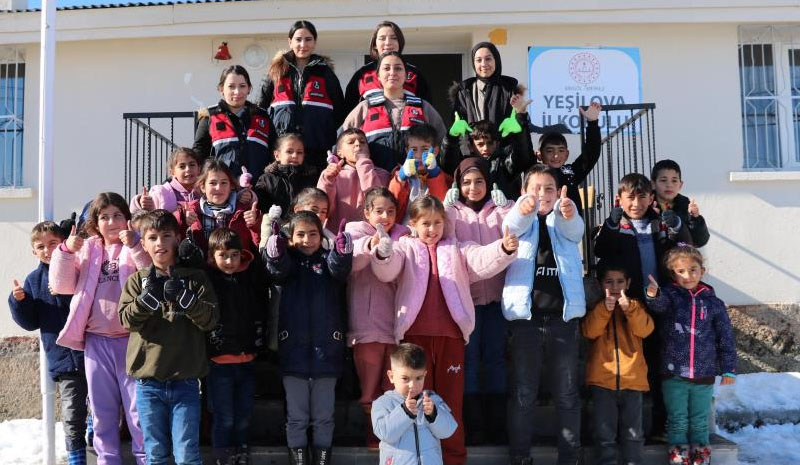 Jandarma ekipleri öğretmenlerle pasta kesti