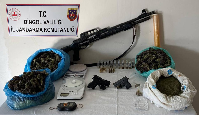 21 yıl hapis cezası bulunan 2 zanlı, saklandıkları evlerde yakalandı