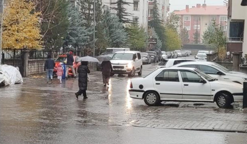 Bingöl merkezde sağanak, yükseklerde kar etkili oluyor