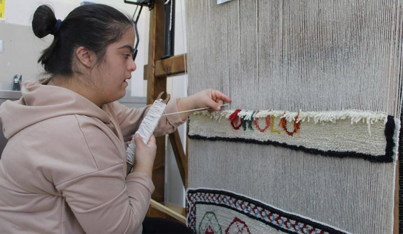 Bingöl`de özel öğrenciler asırlık teknikle halı dokuyor