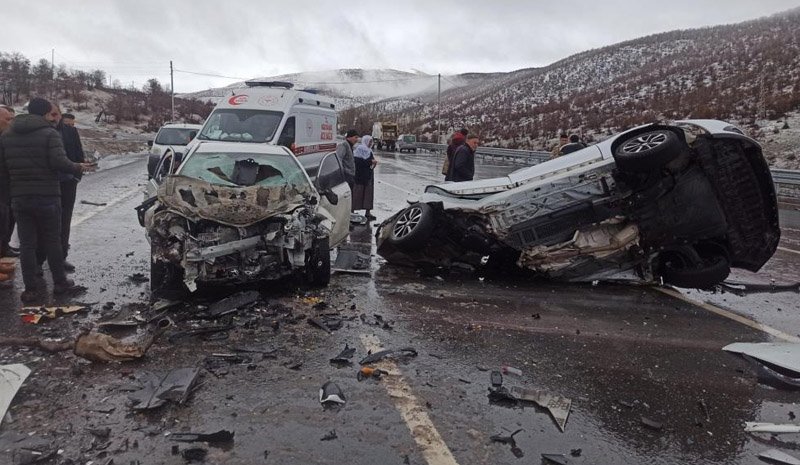 Bingöl`de iki ayrı trafik kazası! 1 ölü 12 yaralı