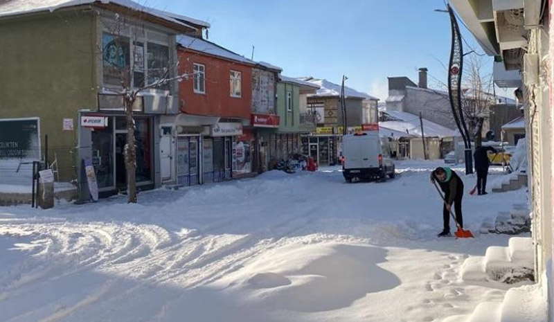 Bingöl`de 40 köy yoluna kar engeli