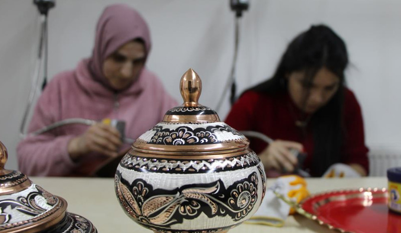 Bakır, kadınların elinde sanata dönüşüyor