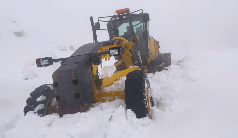 Bingöl`de 173 köy yoluna kar engeli