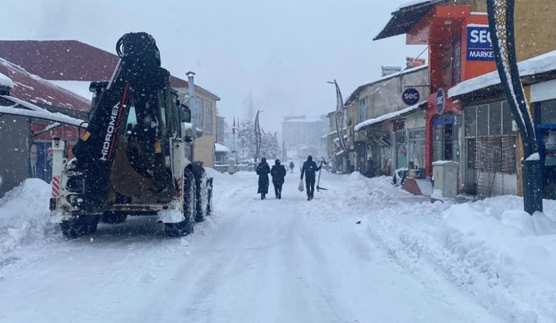 Karlıova`da kar kalınlığı 30 santimetreyi aştı