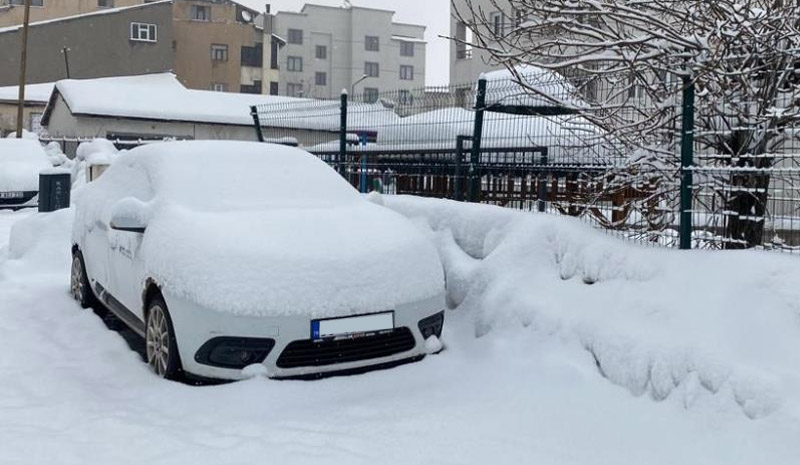 Karlıova`da kar vatandaşa çile, çocuklara eğlence oldu