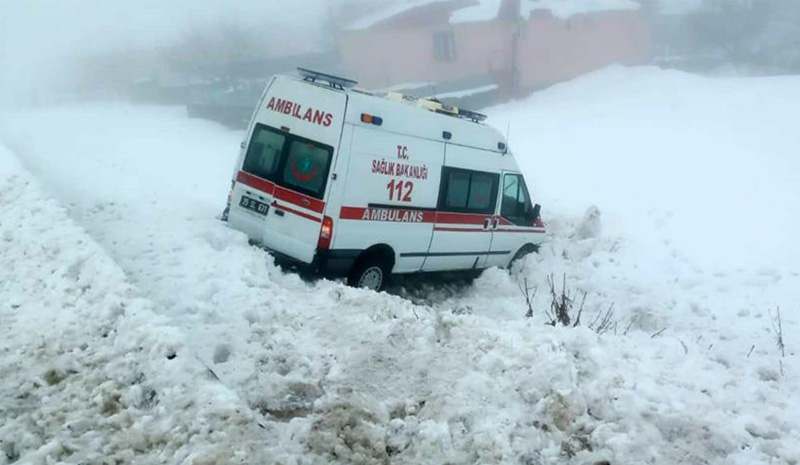 Bingöl`de ambulans buzlanma nedeniyle yoldan çıktı: 5 yaralı