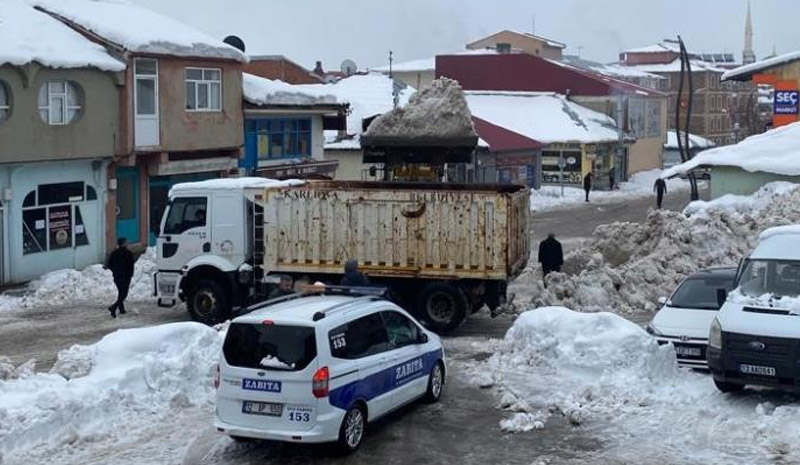 Karlıova`da bin kamyon kar taşındı