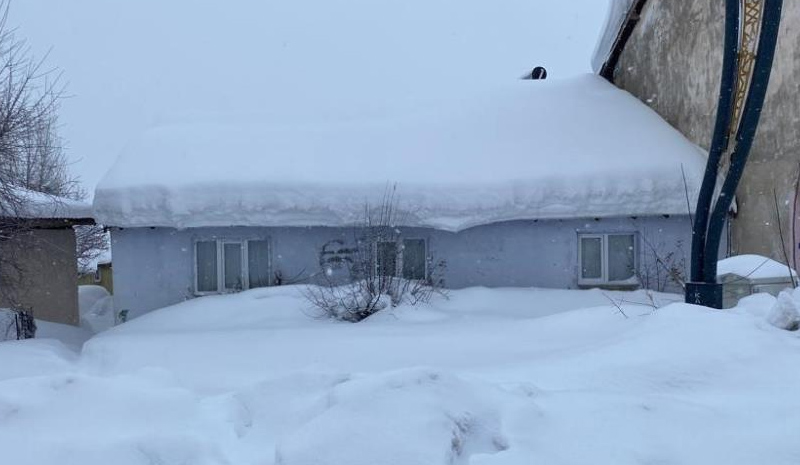 Karlıova`da kar kalınlığı yer yer 1 metreyi buldu