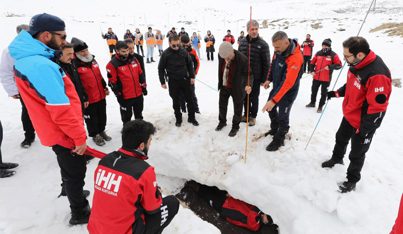 Bingöl`de çığda arama kurtarma eğitimi