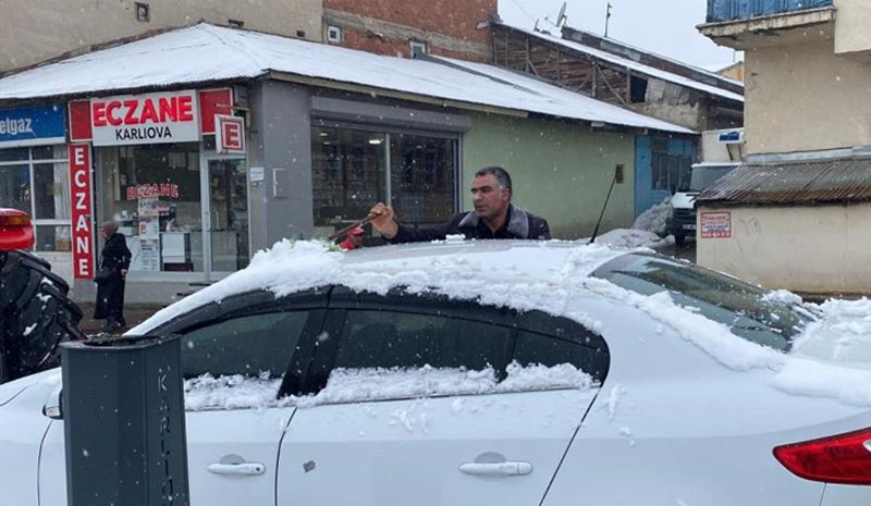 Mart yine kapıdan baktırdı: Karlıova`da kar yağdı