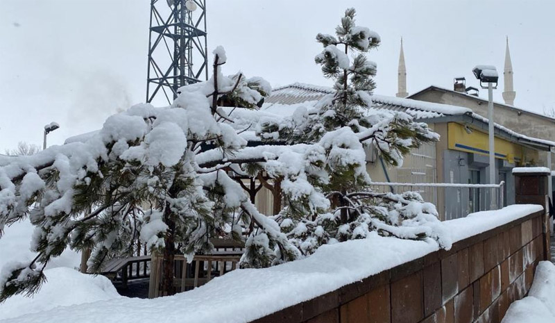 Karlıova`da kar yağışı etkisini sürdürüyor