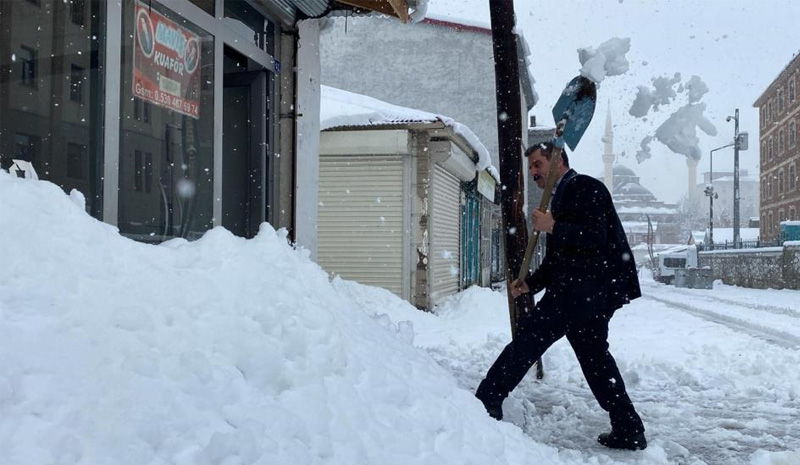 Kar 15 köyün ulaşımını kapattı