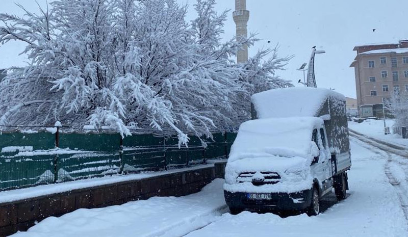 Bingöl`de kar sürprizi! Yollar kapandı, okullar tatil edildi