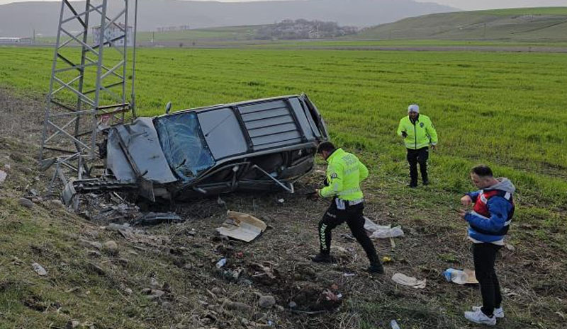 Otomobil yoldan çıkıp elektrik direğine çarptı: 5 yaralı