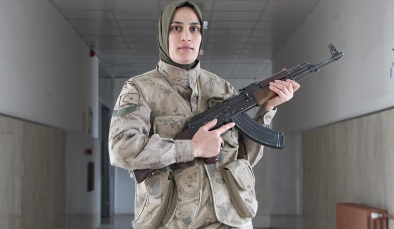 Gündüz evde anne, akşam vatan nöbetinde