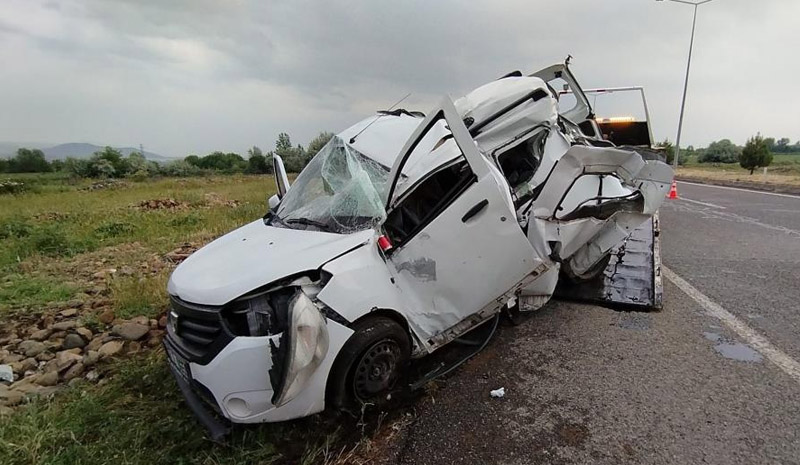 Bingöl`de yol levhasına çarpan araç hurdaya döndü! 1 ölü 3 yaralı