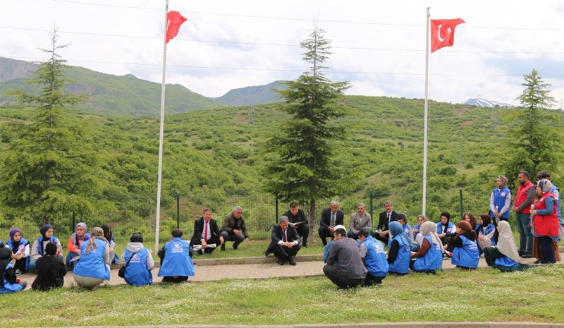 Bingöl`de Gençler 33 şehidin anıtına karanfil bıraktı