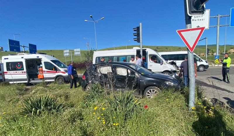 Bingöl`de otomobil ile minibüs çarpıştı: 9 yaralı