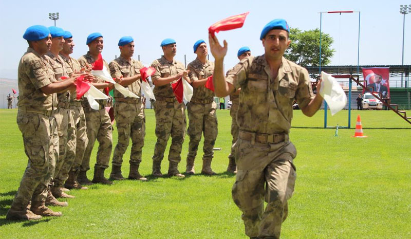 Komandoların Bingöl halayına büyük beğeni