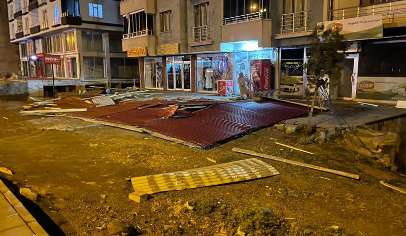 Bingöl`de kuvvetli rüzgâr çatı uçurdu