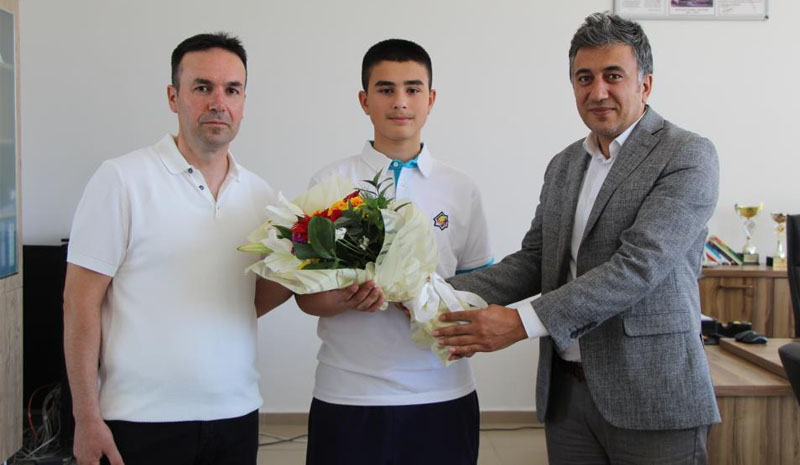 14 yaşındaki Yasir, günde 5 saat çalışarak LGS`den 500 tam puan aldı