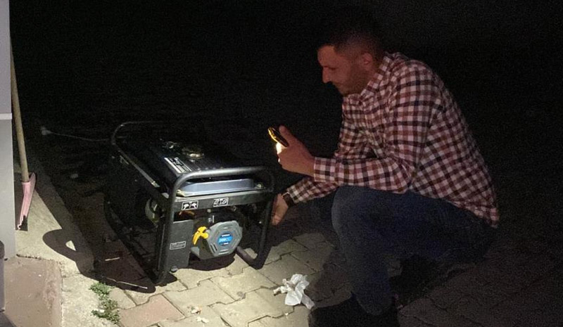 Karlıova karanlığa gömüldü! Esnaf çareyi mum ışığında aradı
