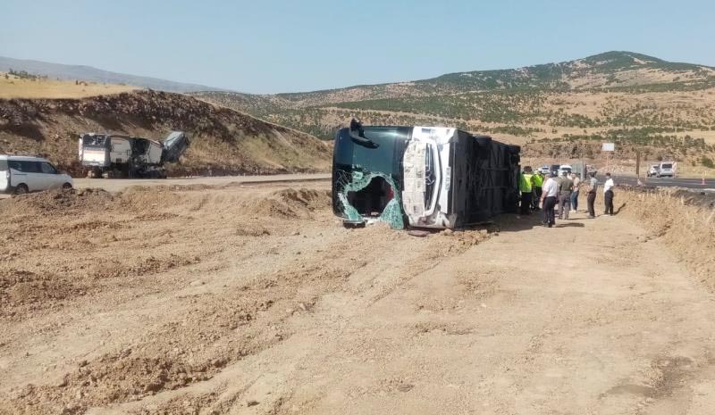 Yolcu otobüsü devrildi: 14 yaralı