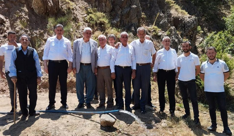 Köylü kendi imkanıyla sondaj vurdu, açılışı kaymakam yaptı!